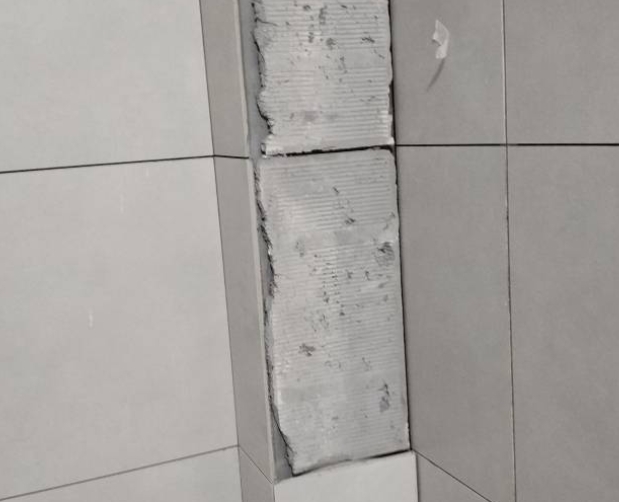 蓬安瓷砖空鼓维修公司分享下瓷砖施工前基层浇水润湿程度不足，可能导致以下问题